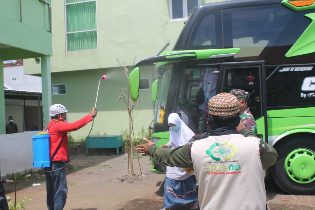 PCNU Kab. Pasuruan Beri Penyuluhan & Desinfeksi Santri Pasuruan Asal Daerah Lain yang Pulang