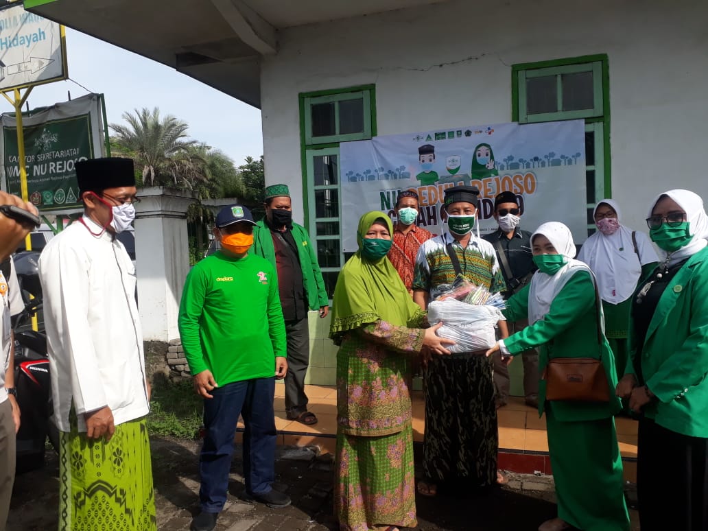 NU Rejoso Bagi 2000 Masker & 600 Paket Sembako Kepada Warga Terdampak Covid-19