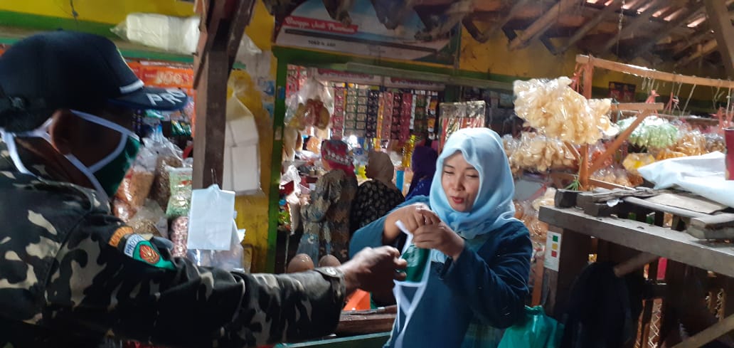 PCNU Kab. Pasuruan Beri Pendidikan & Bagi Masker di 9 Pasar Tradisional