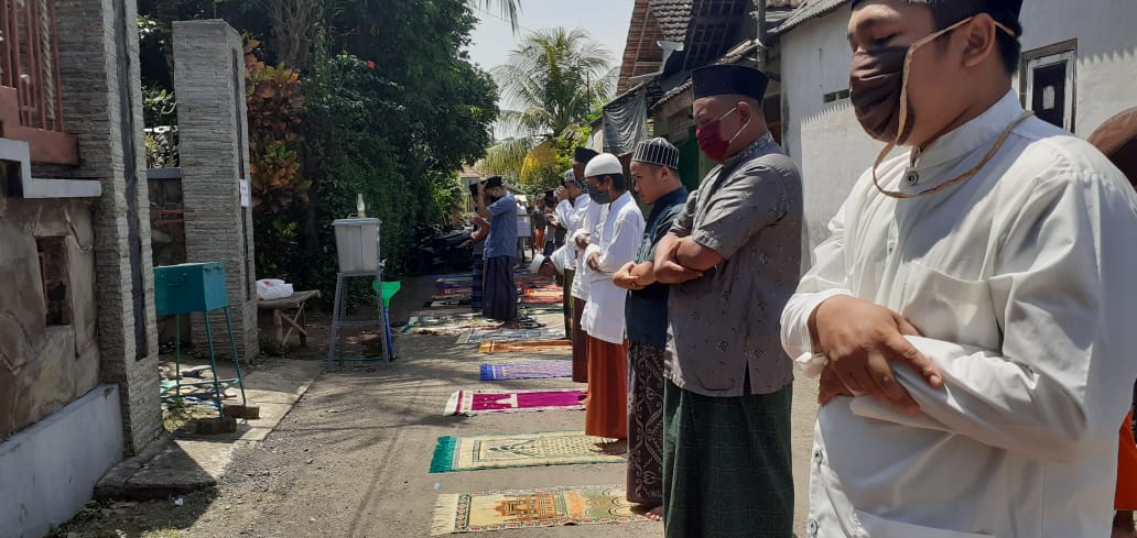 Di Tengah Covid-19, Shof Sholat Jumat di Masjid Baiturrohman Tebas Gondangwetan Pasuruan Berjarak