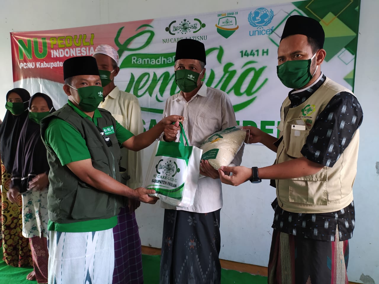 Bersama Hadapi Covid-19, LAZISNU Kab. Pasuruan Bantu Pekerja Loundry Sekitar Pondok Pesantren