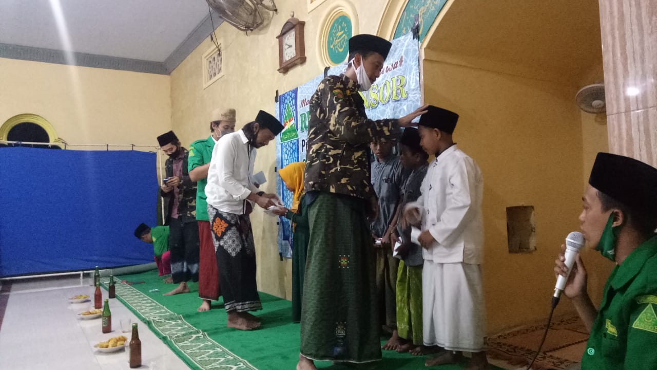 Dalam Bulan Muharram, Rutinan MDS Rijalul Ansor Rejoso Santuni Anak Yatim