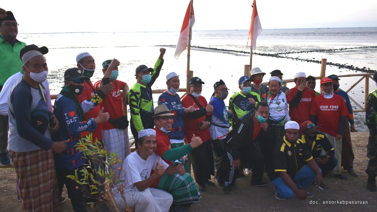 Peringati Hari Jadi Kabupaten Pasuruan ke 1091, Bupati dan Kiai Gowes di Pantai Karang Hitam Lekok