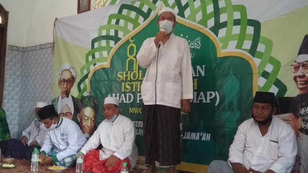 Melalui Istigasah Rutin MWC NU Lumbang, KH. Imron Mutamakkin Ajak Warga Meneladani Akhlak Rasulullah