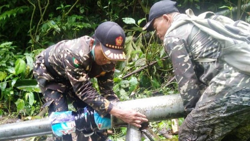 Ansor-Banser di Lumbang Perbaiki Pipa Sumber Air Warga