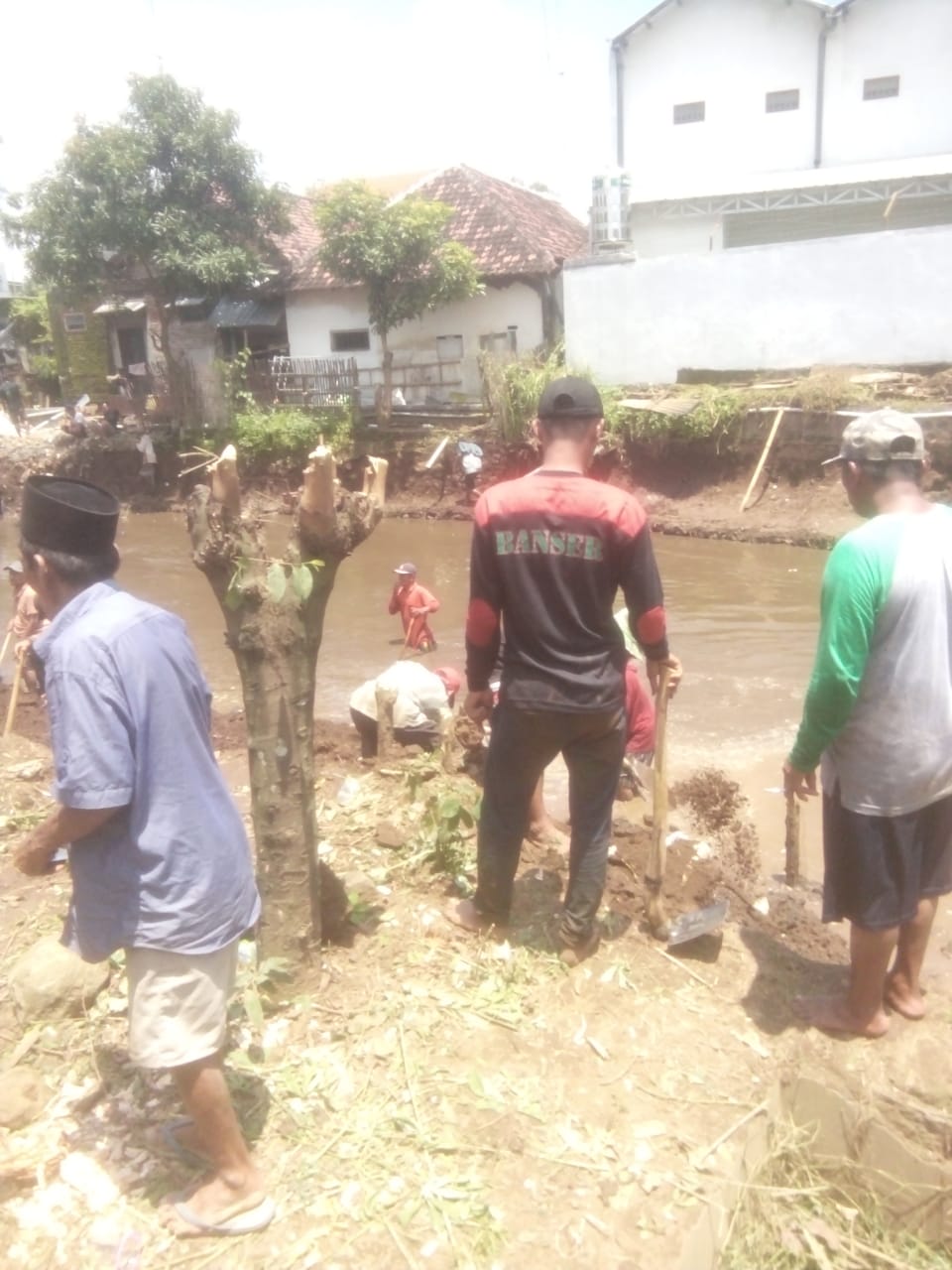 Cegah Banjir, Banser, Santri & Warga Kecamatan Winongan Bersihkan Sungai