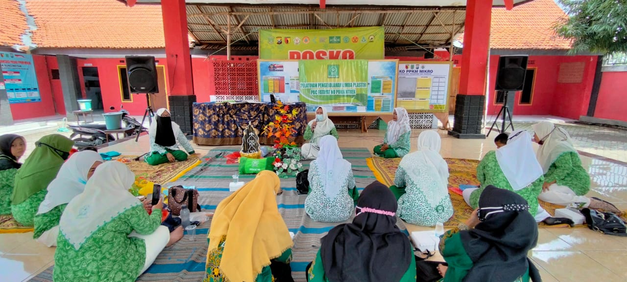 Manfaatkan Limbah Plastik, Fatayat NU Pohjentrek Gelar Pelatihan