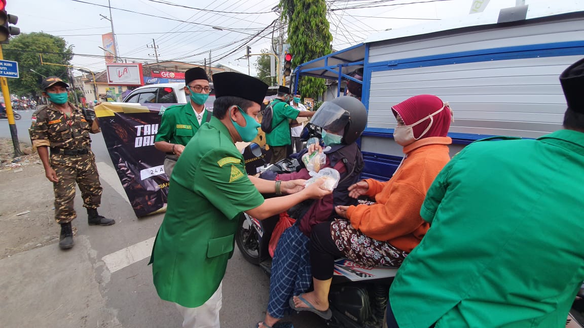 Peringati Harlah ke-87, Ansor Pasuruan Bagi 43.500 Takjil untuk Warga