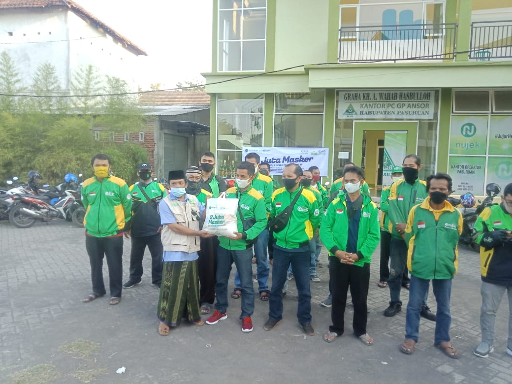 NU CARE-LAZISNU Pasuruan Beri Bantuan Tukang Becak dan Ojol
