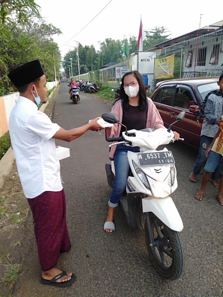 Ansor Purwosari & Karang Taruna Bima Sakti Bagi 1000 Takjil