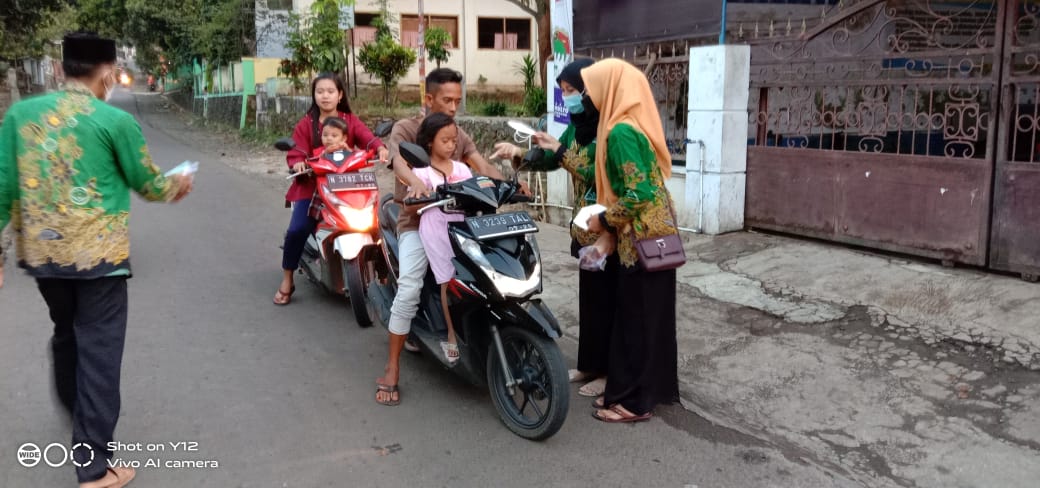 Giliran IPNU IPPNU Lumbang Bagi Takjil dan Masker