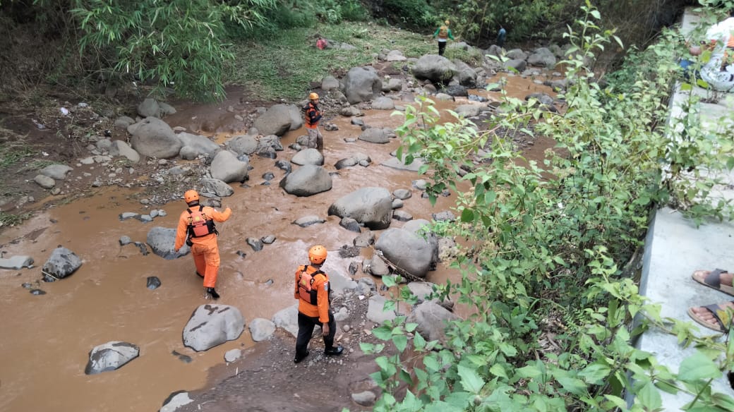 Bagana Kabupaten Pasuruan & Bangil Bantu Cari Korban Hanyut di Sungai