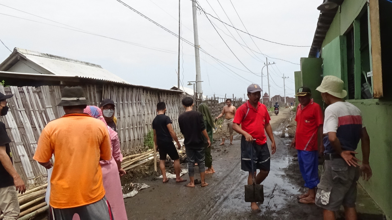 Bersihkan Sampah Sisa Banjir Bersama Warga, Begini Kesan Mahasiswa ITSNU Pasuruan