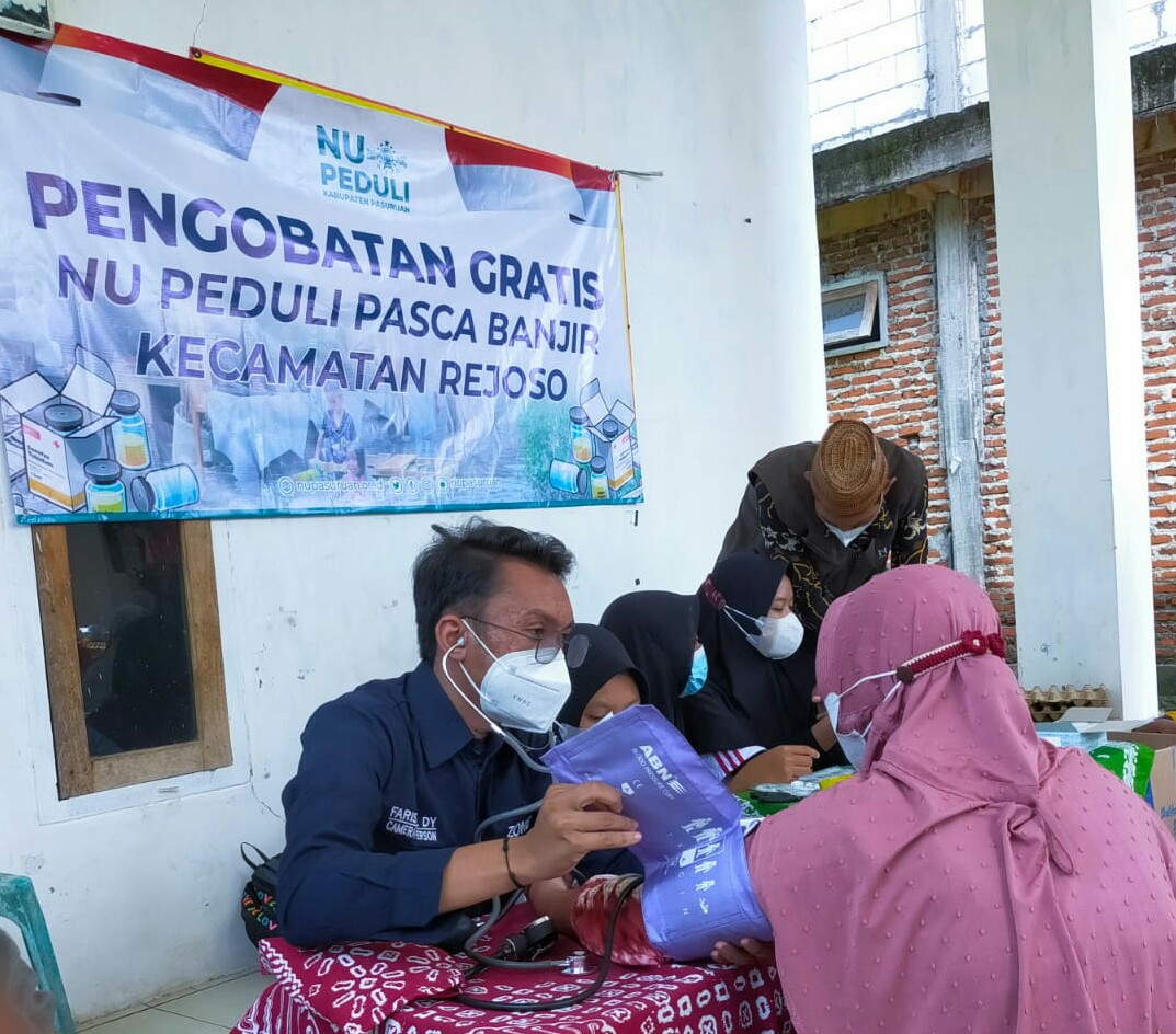 Bantu Kesehatan Warga Terdampak Banjir, NU Pasuruan Gelar Pengobatan Gratis