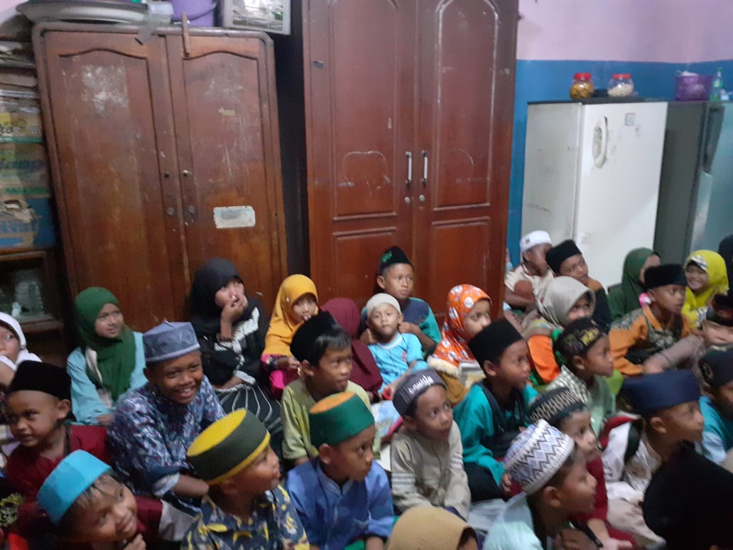 Mahasiswa ITSNU Pasuruan Ajak Anak-Anak Pesisir Semangat Belajar Hingga Kuliah