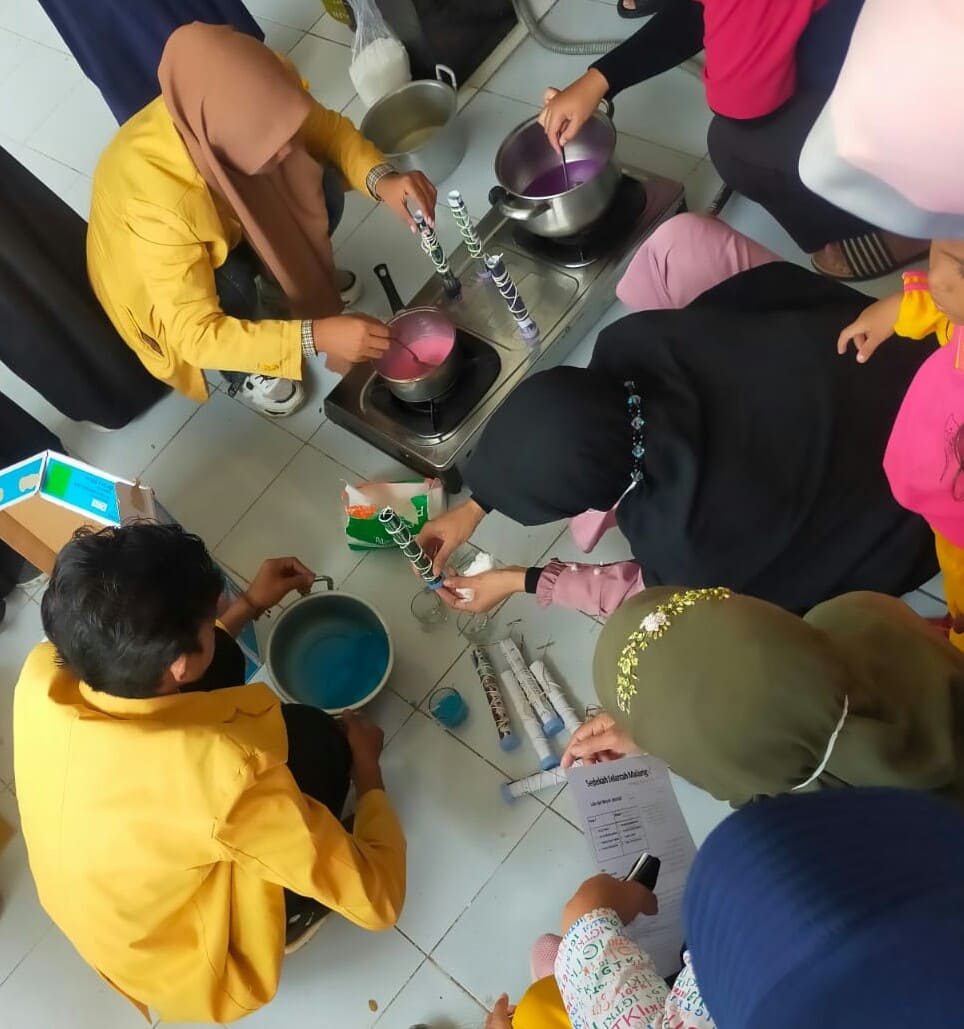 Mahasiswa ITSNU Pasuruan Edukasi Warga Ubah Jelantah Jadi Sabun dan Lilin