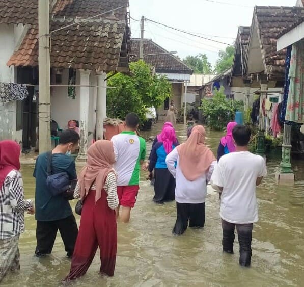 Mahasiswa ITSNU Pasuruan Bantu Penanganan Banjir Selama Seminggu, Dari Terpeleset Hingga Dijodohkan