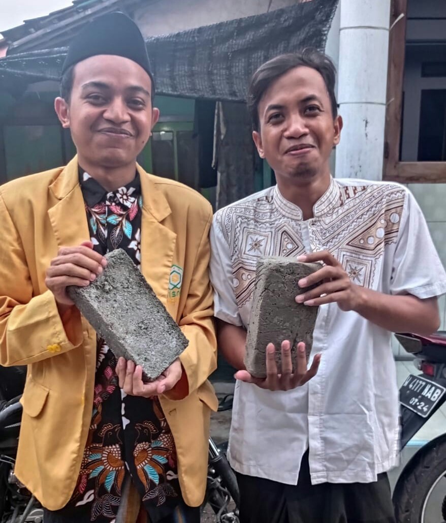 Mahasiswa ITSNU Pasuruan Manfaatkan Limbah Cangkang Kerang Jadi Bahan Paving Block