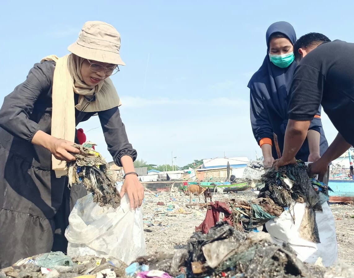 Pelajar NU Pasuruan Bersih-bersih Sampah di Pantai Lekok