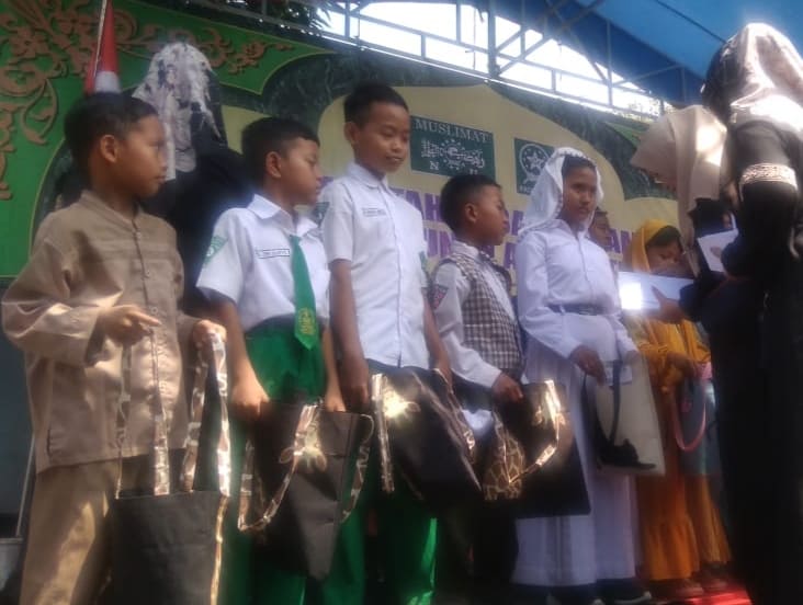 Giliran Muslimat Fatayat di Sukorejo Santuni Yatim saat 10 Muharram
