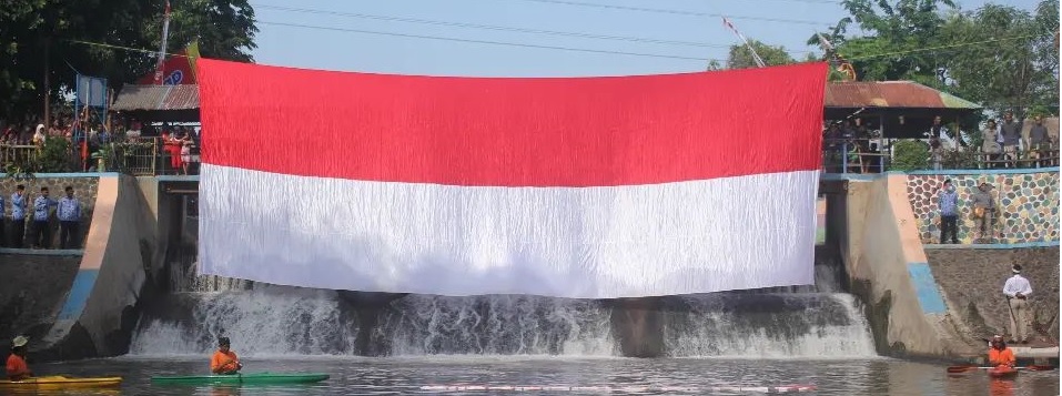Begini Rasanya Upacara Bendera Raksasa di Dam Pleret