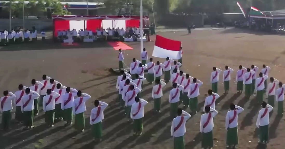 Bersarung, Pembina Upacara Bendera Pesantren Sidogiri Ajak Refleksi Nilai-Nilai Pemersatu Bangsa