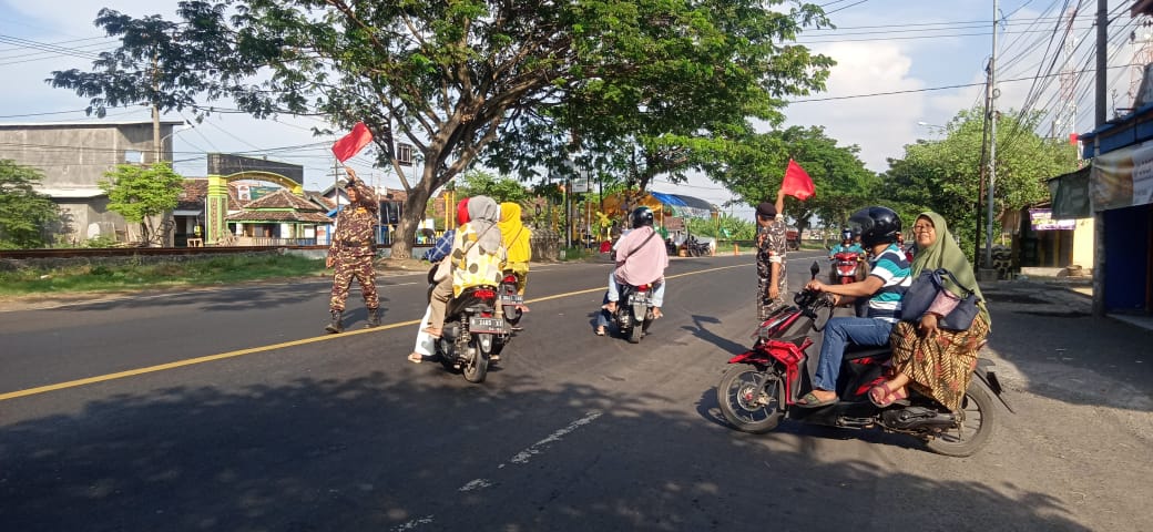 Lebaran, Ranting NU Jarangan Jaga Penyeberangan di Lintasan Kereta Api Tanpa Palang Pintu