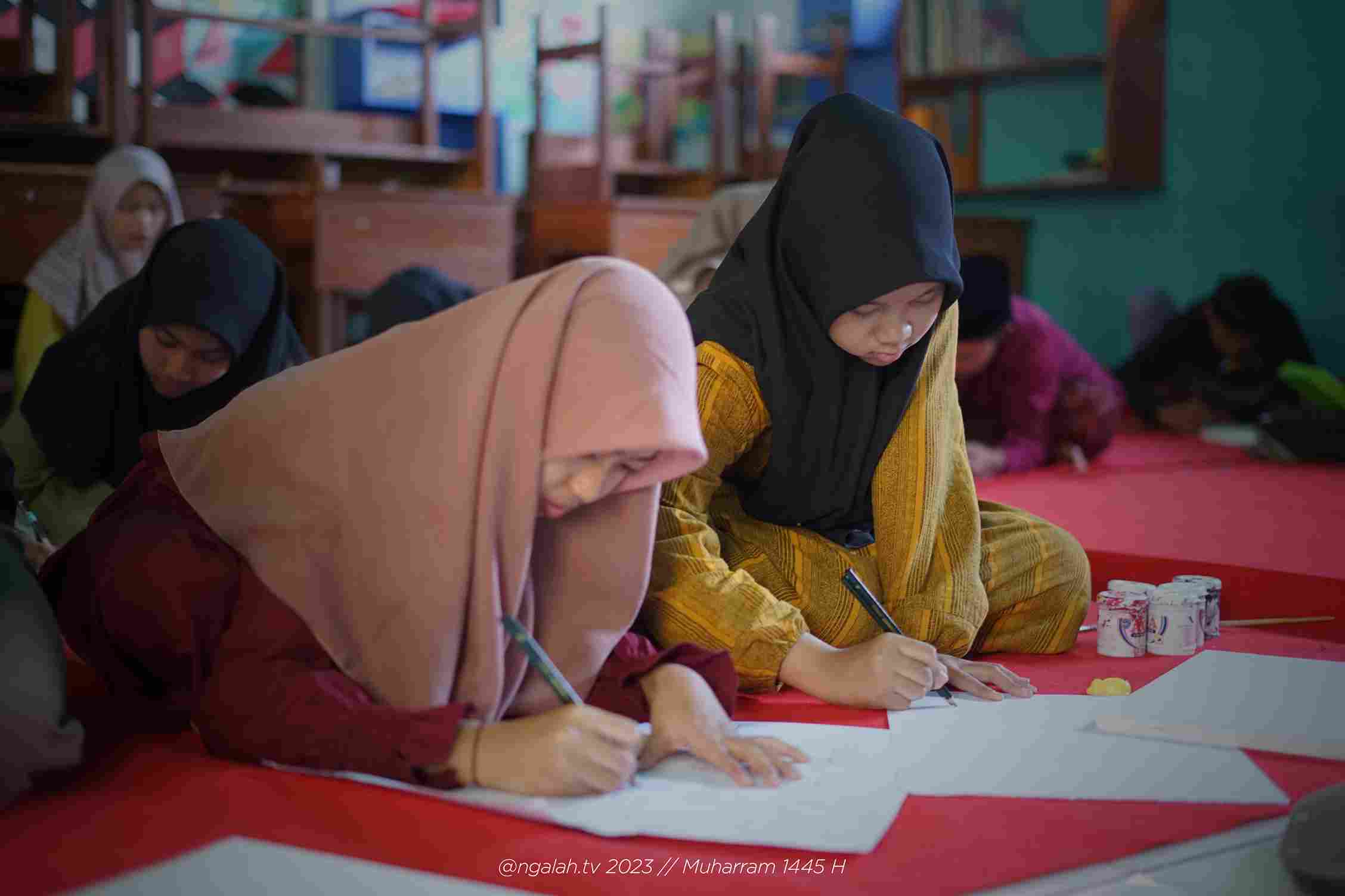 Puluhan Santri Pesantren Ngalah Antusias Belajar Kaligrafi