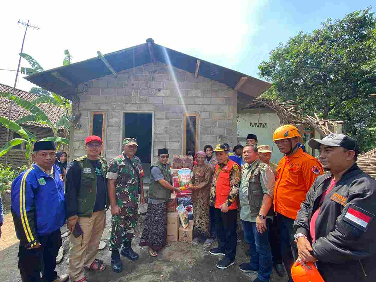 Rumah Roboh Akibat Angin Kencang, NU Peduli Pasuruan Salurkan Bantuan