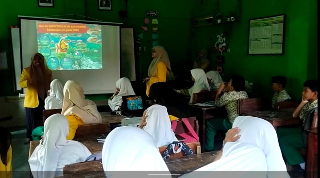 Agar Anak Gemar Makan Ikan, Ini Cara Mahasiswa KKN ITSNU-STAI Salahuddin Pasuruan