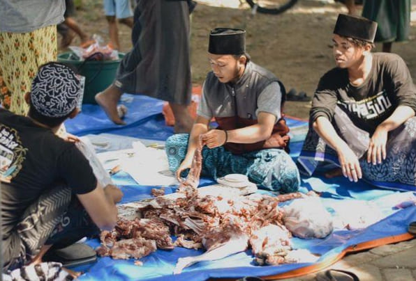 Pesantren Al-Yasini Pasuruan Membagikan Ribuan Paket Daging Kurban Kepada Warga Sekitar