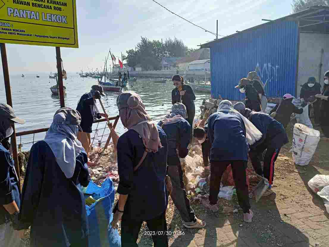 Mahasiswa KKN ITSNU-STAI Salahuddin Pasuruan Bantu Swastamita Pantai Lekok