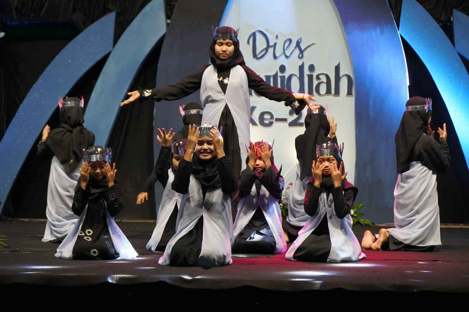 Semarak Panggung Budaya Dies Maulidiyah LPQ Pesantren Al-Yasini