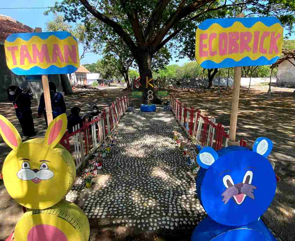 Penuh Sampah di Rumah Hingga Tepi Pantai, Mahasiswa STAIS UNU Pasuruan Bikin Taman Ecobrick