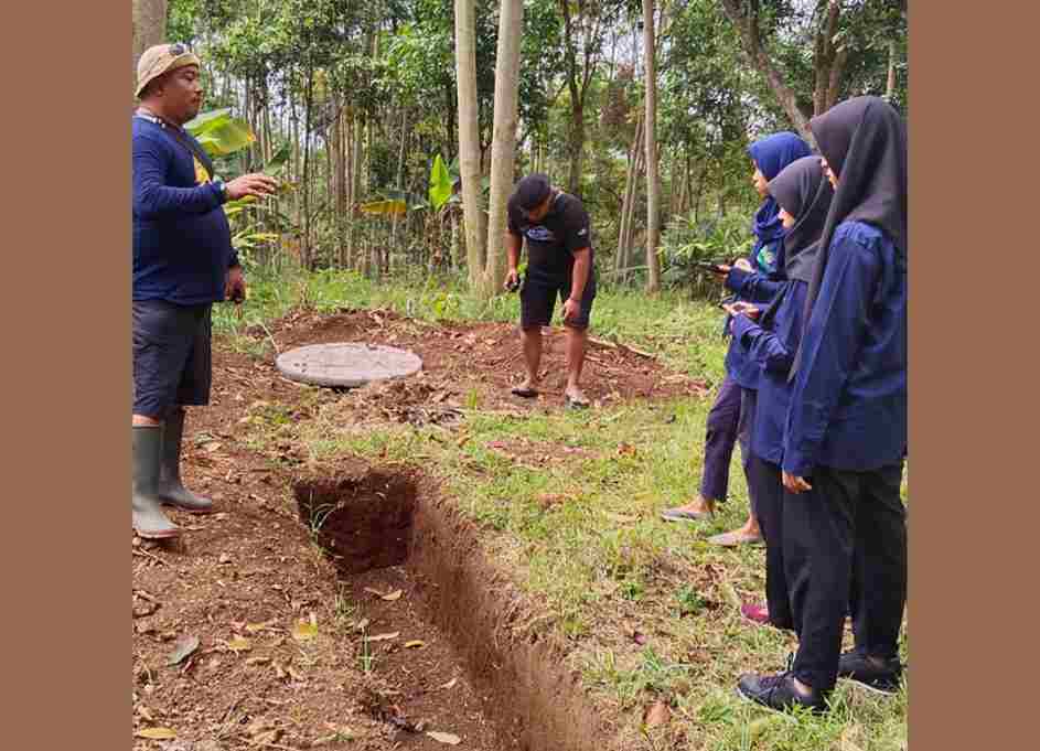 Mitigasi Kekurangan Air, Mahasiswa STAIS UNU Pasuruan Bantu Pemdes Bikin Rorak