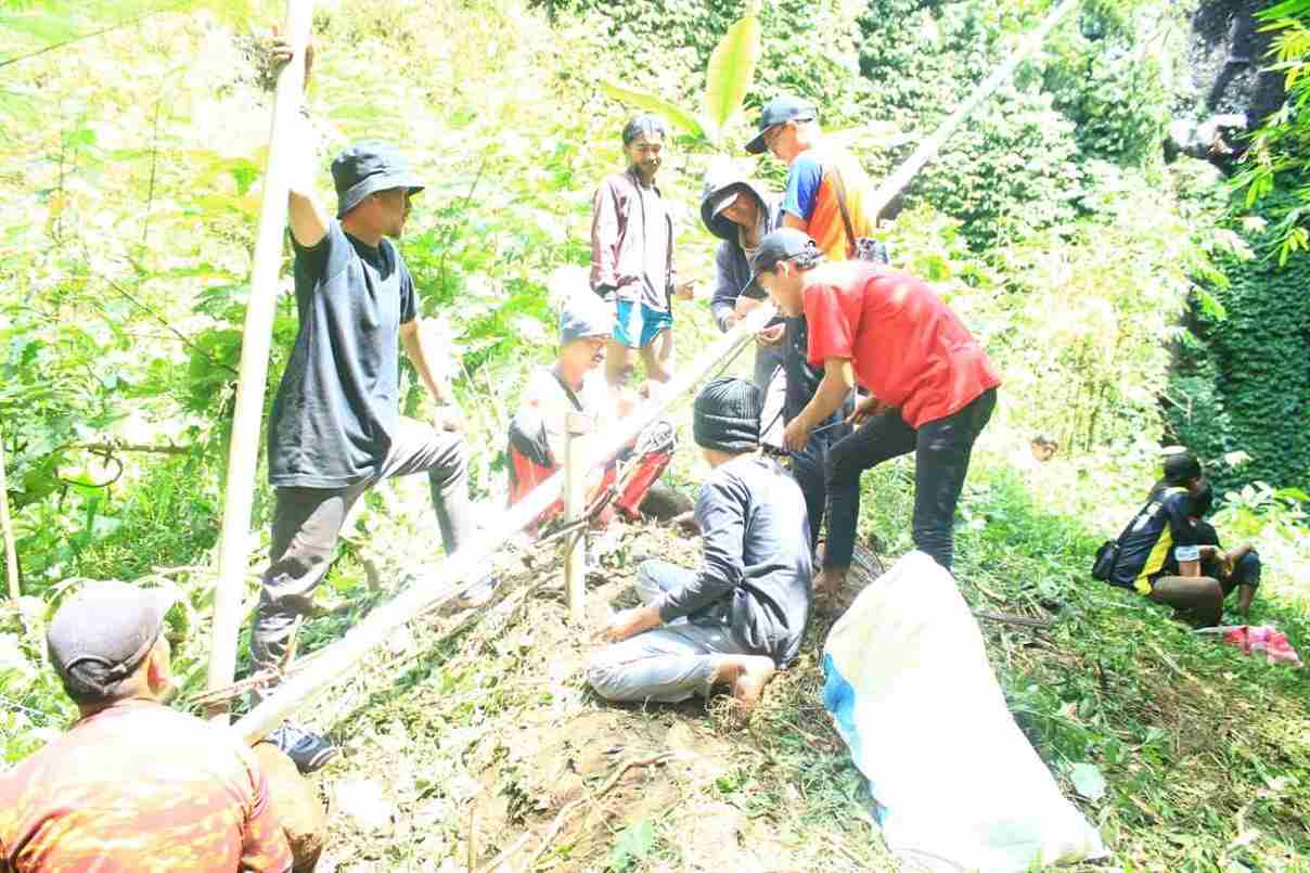 Tiga Dusun Kekurangan Air, Mahasiswa UNU STAIS Pasuruan Bantu Warga Perbaiki Pipa Rusak