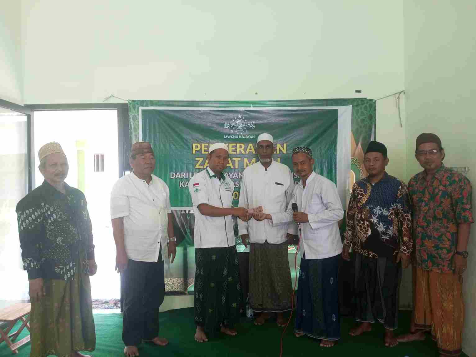 Usaha Beras Nusantara, MWC LPNU Kejayan Serahkan Zakat Mal ke Lazisnu Pasuruan