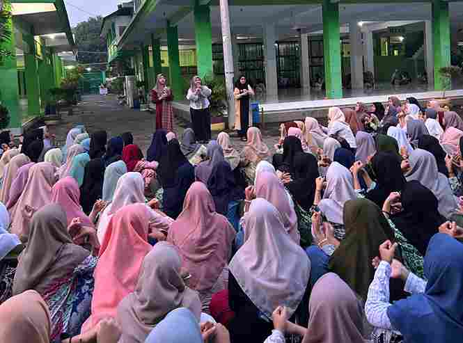 Tingkatkan Kualitas Bahasa Asing Santri, LPBA Al-Yasini Datangkan Tutor BEC Pare
