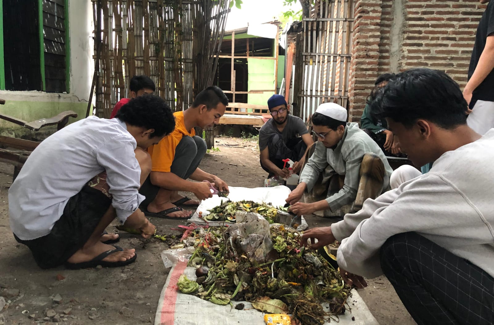 Mahasiswa UNU STAI Salahuddin Pasuruan, Sosialisakan Pengolahan Sampah Organik dan Non Organik