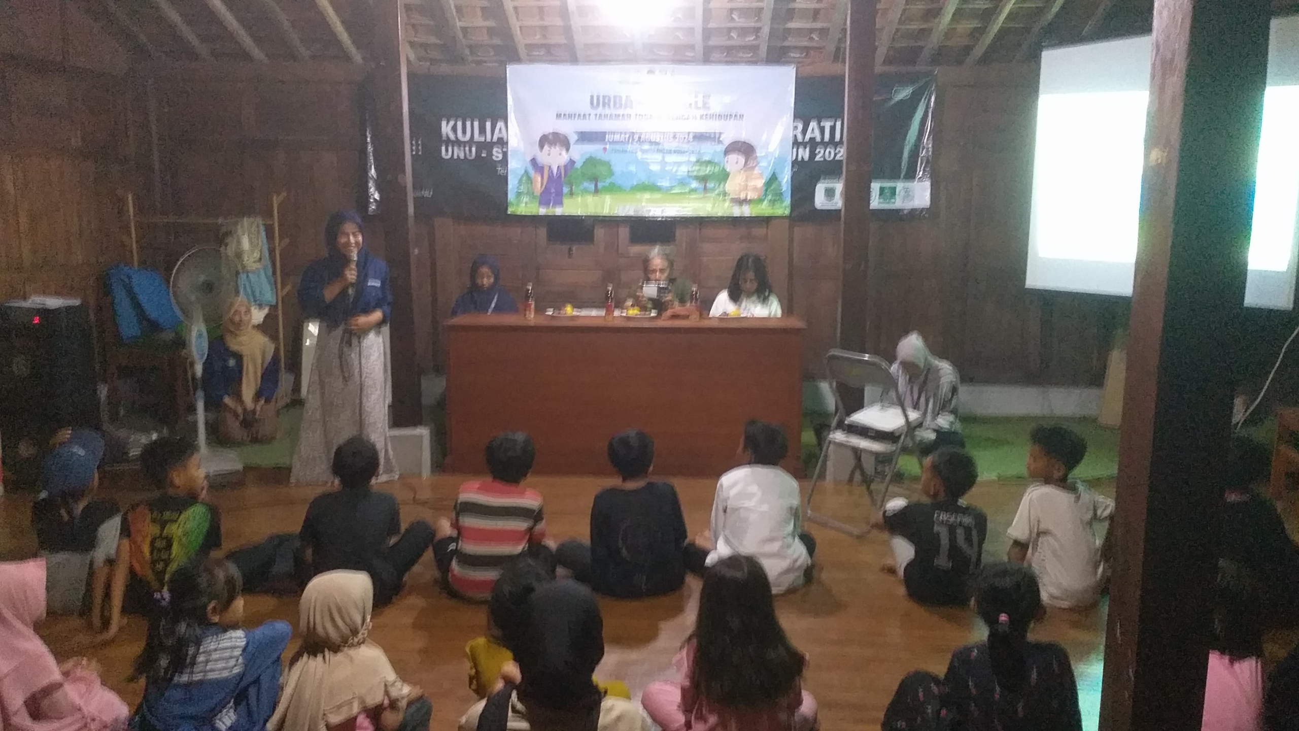 Mahasiswa UNU Pasuruan STAI Salahuddin Kenalkan Tanaman Toga Kepada Anak Anak