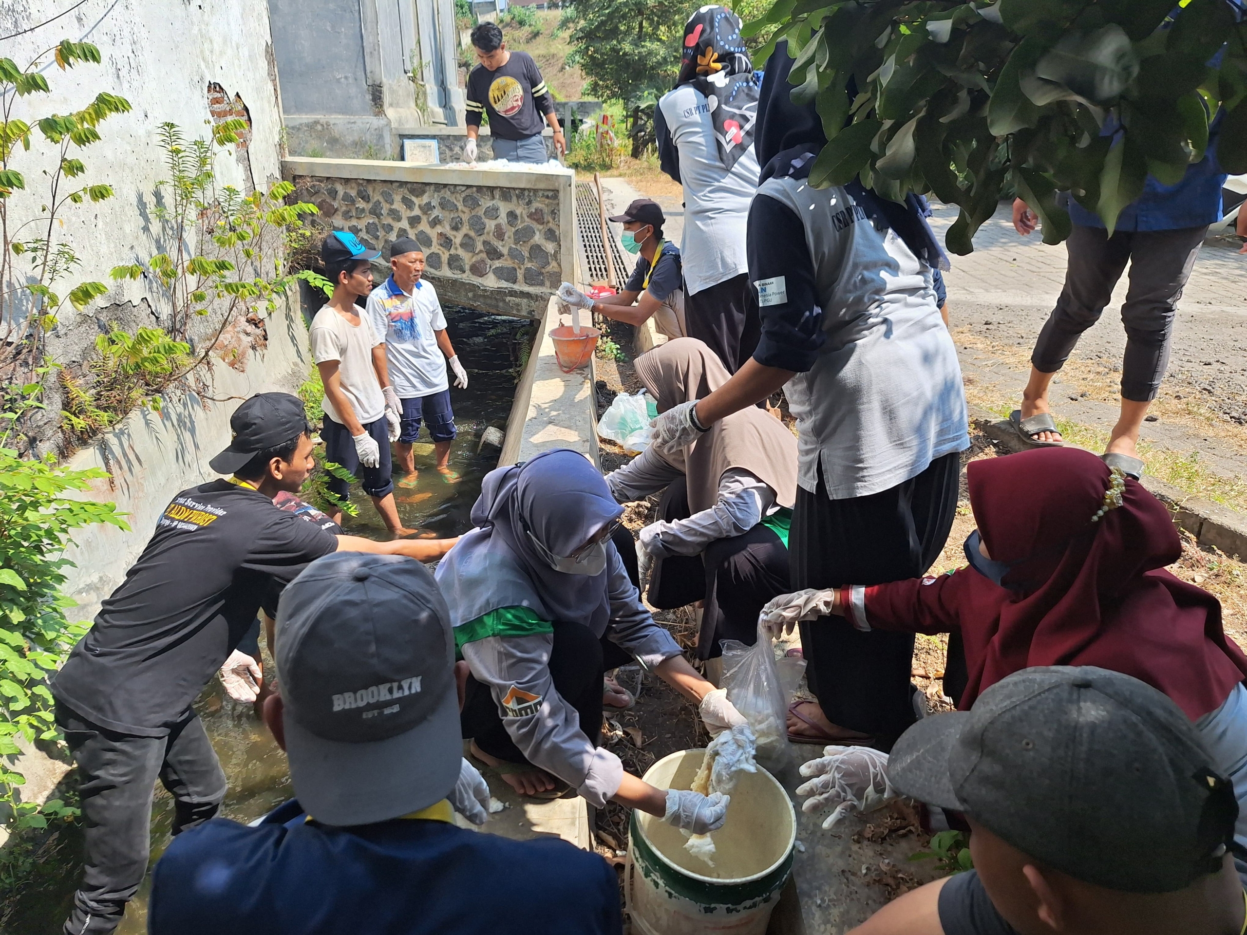 Keren, Mahasiswa UNU STAI Salahuddin Pasuruan Manfaat Limbah Popok Bekas Jadi Media Tanam