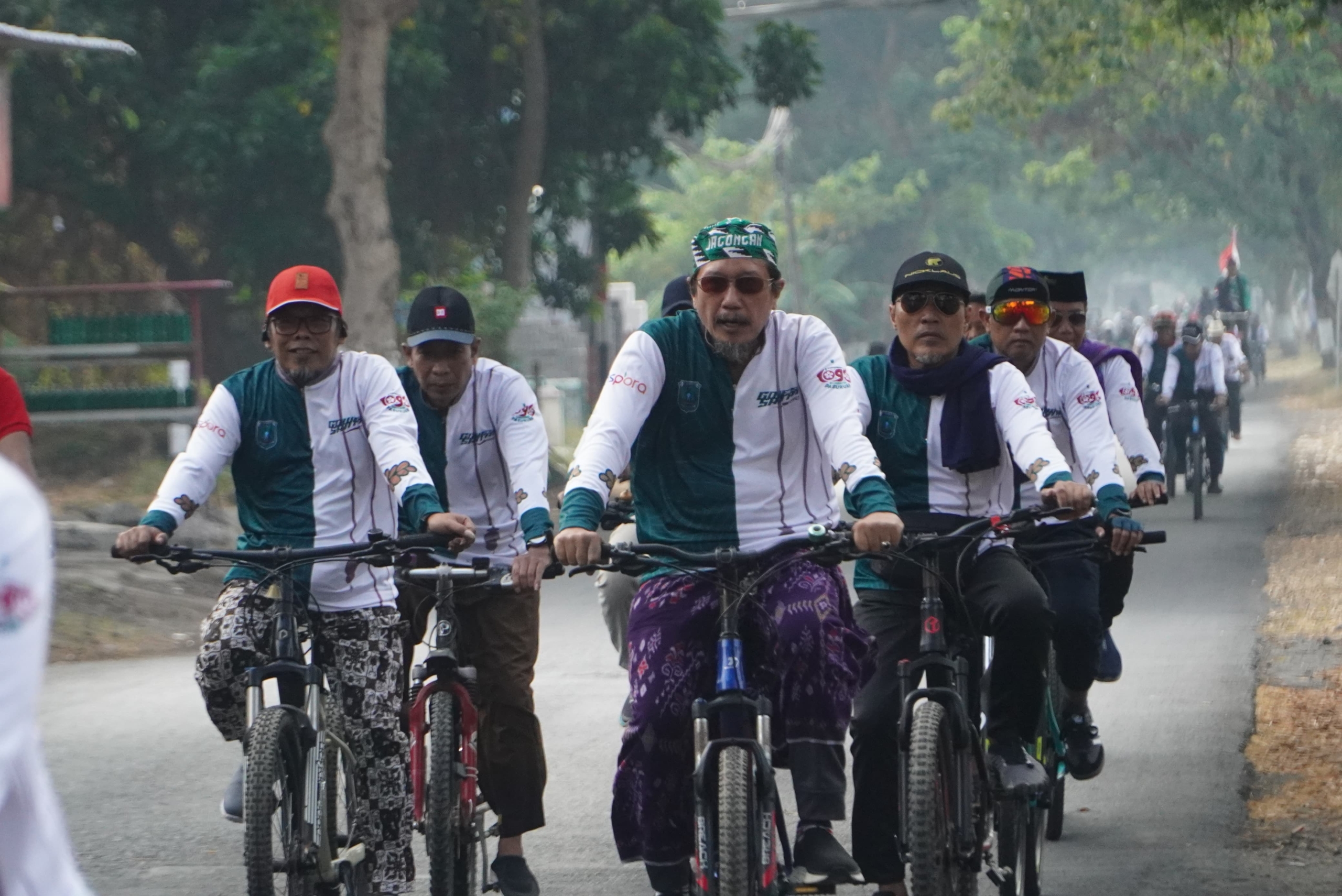 Meriah, Ratusan Peserta Ramaikan Goes Santri Sarungan NU Pasuruan