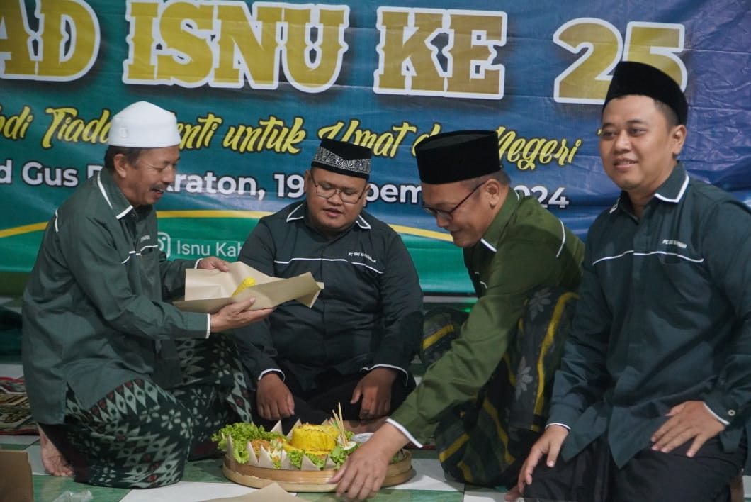 Milad Ke 25, ISNU Pasuruan Tasyakuran dengan Potong Tumpeng