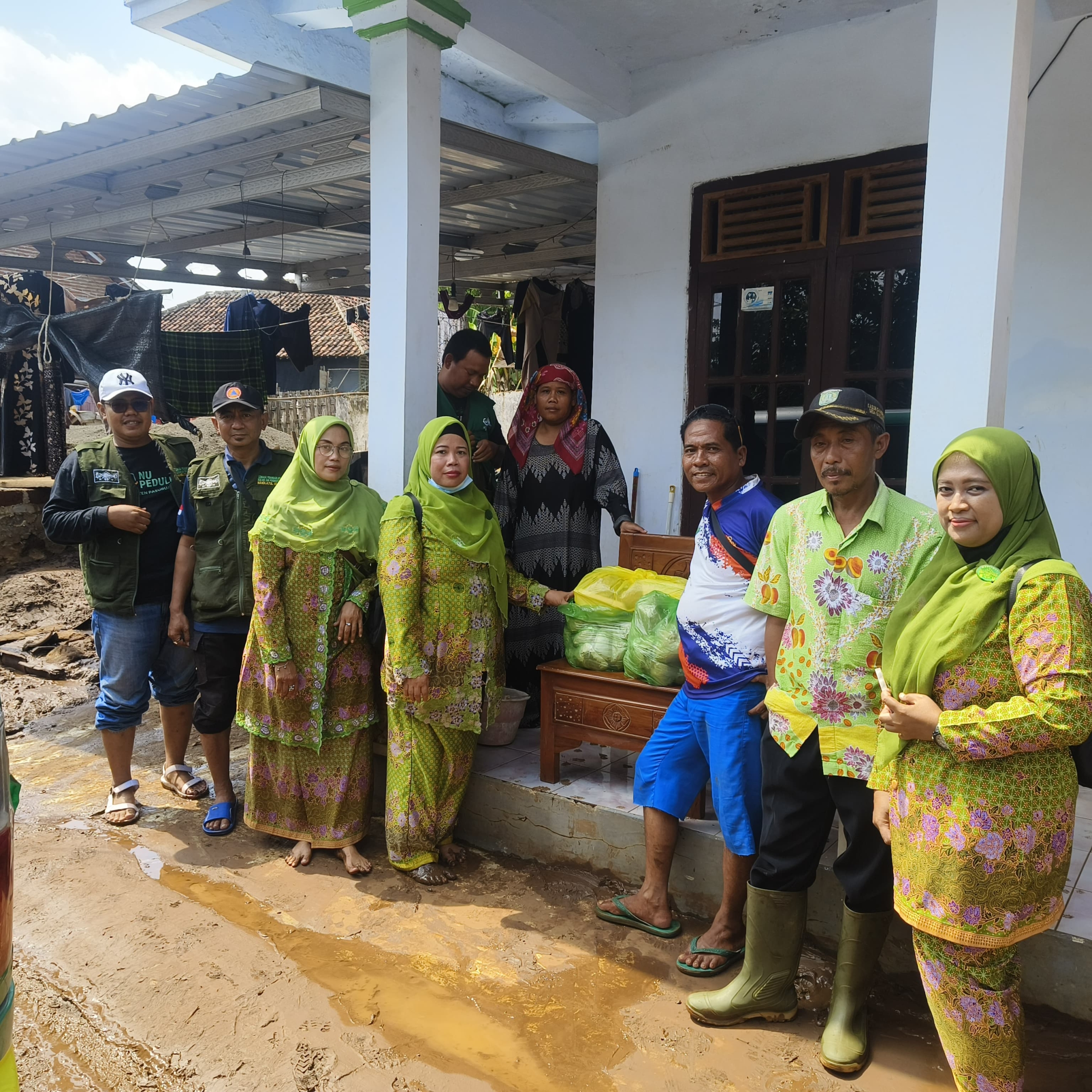 LPBINU dan Muslimat Bagikan Nasi Bungkus Kepada Warga Terdampak Banjir