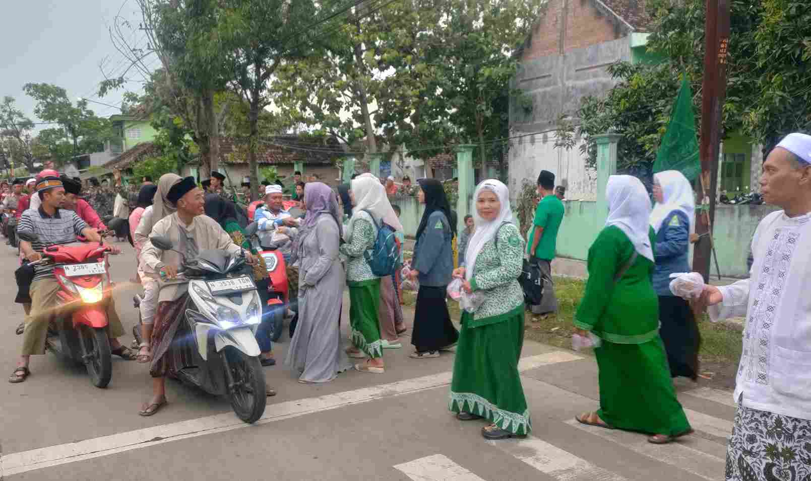 Giliran Ansor Pohjentrek Bagi Takjil dan Santunan Anak Yatim
