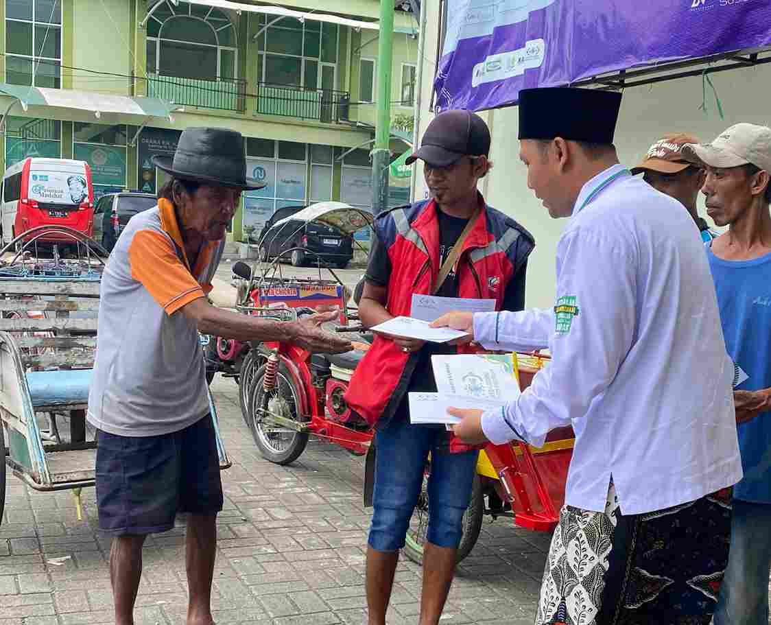 Lazisnu Pasuruan Menyalurkan Zakat Untuk Warga Sekitar Kantor PCNU & Tukang Becak