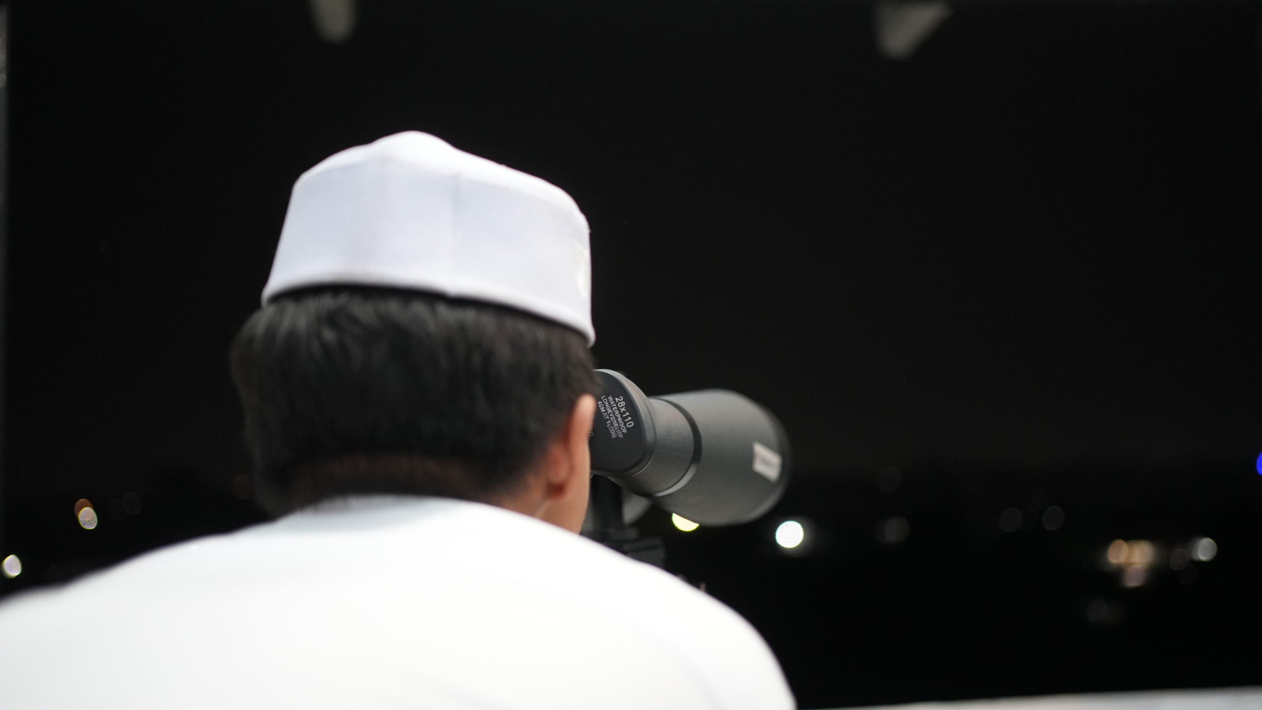 Orang sedang melakukan rukyatul hilal di kabupaten pasuruan