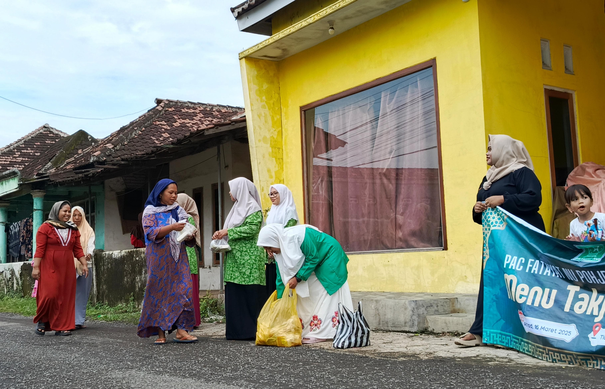 Inovatif, Fatayat NU Pohjentrek Bagikan Takjil Pagi Hari untuk Kemudahan Ibu-Ibu