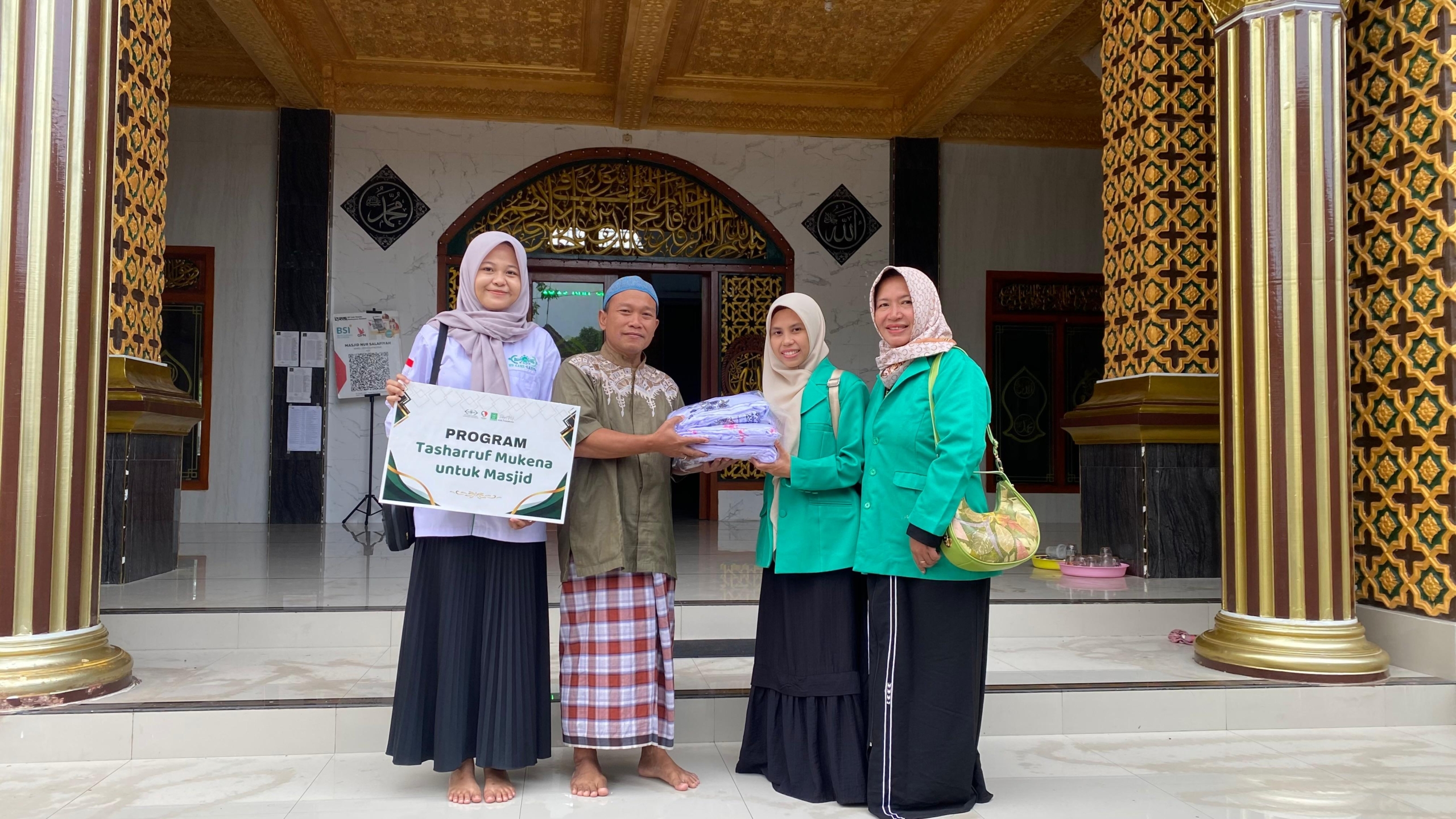 NU-CARE LAZISNU dan Fatayat NU Pasuruan Bagikan Mukena untuk Masjid