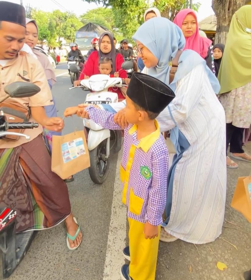 Tanamkan Kepedulian Sejak Dini, Siswa RA Muslimat NU Gondangwetan Berbagi Takjil